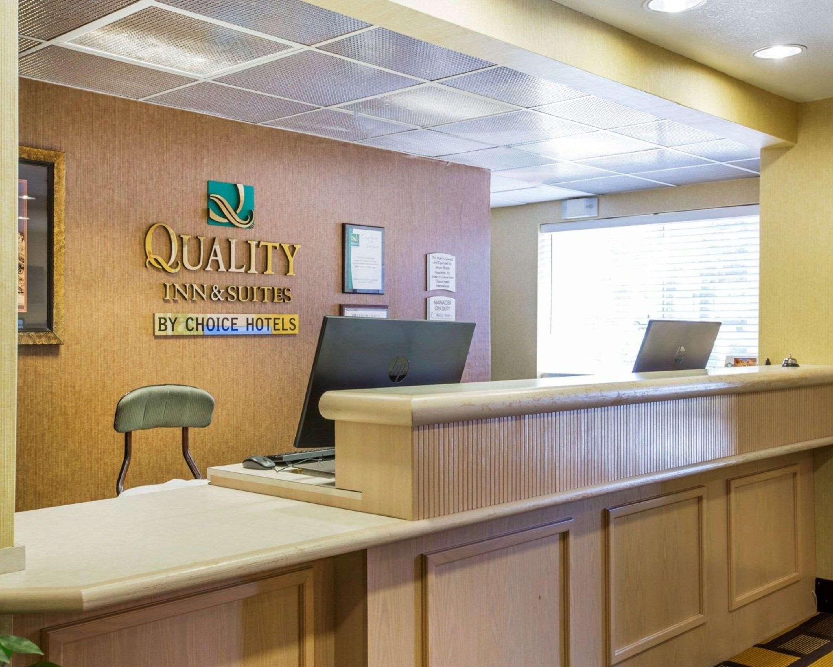 Quality Inn & Suites ウィード エクステリア 写真